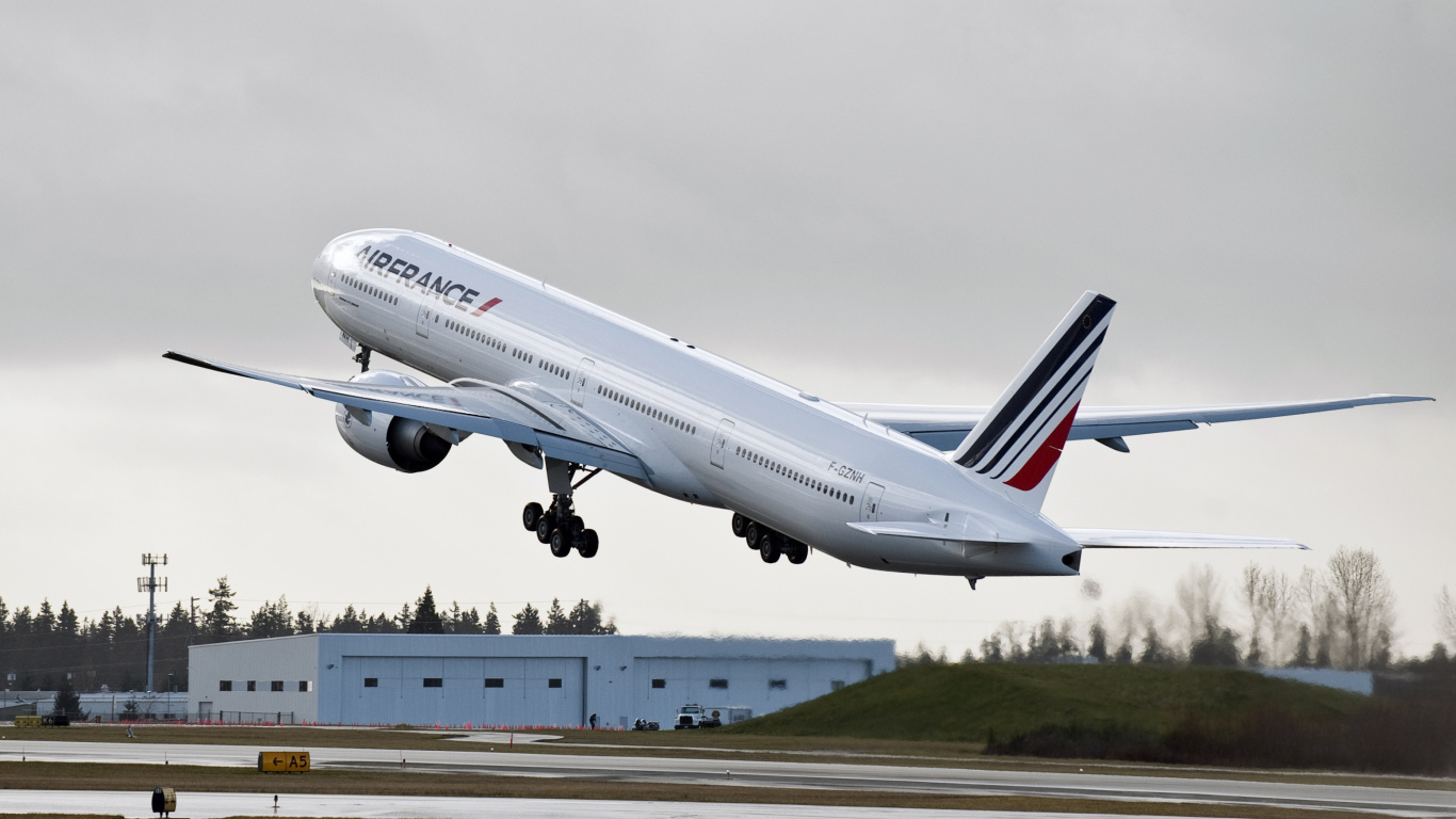 Avion de Ligne Blanc et Rouge à L'aéroport Pendant la Journée. Wallpaper in 1366x768 Resolution