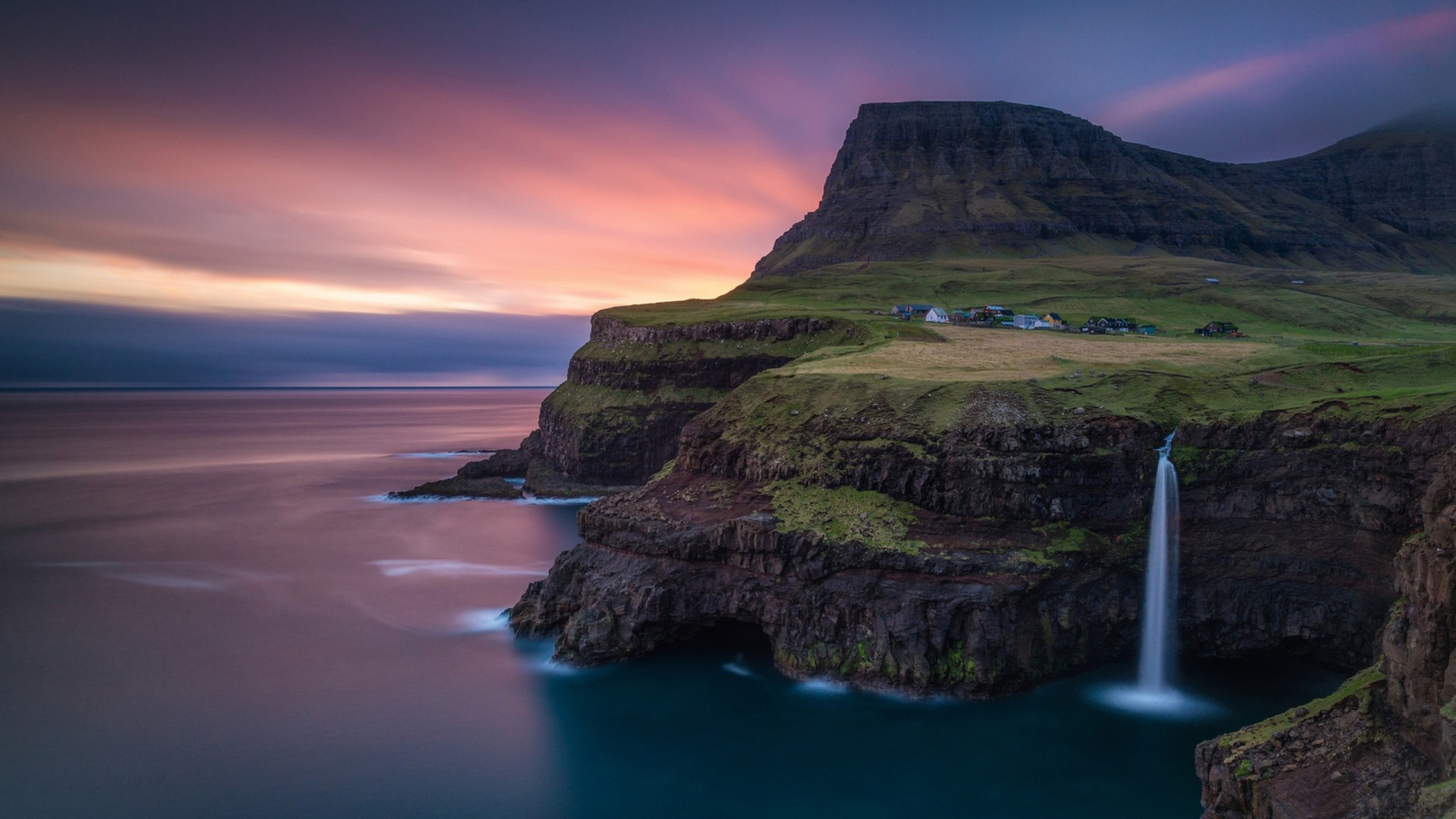 Montaña Verde y Marrón Junto al Cuerpo de Agua Durante el Día.. Wallpaper in 1920x1080 Resolution