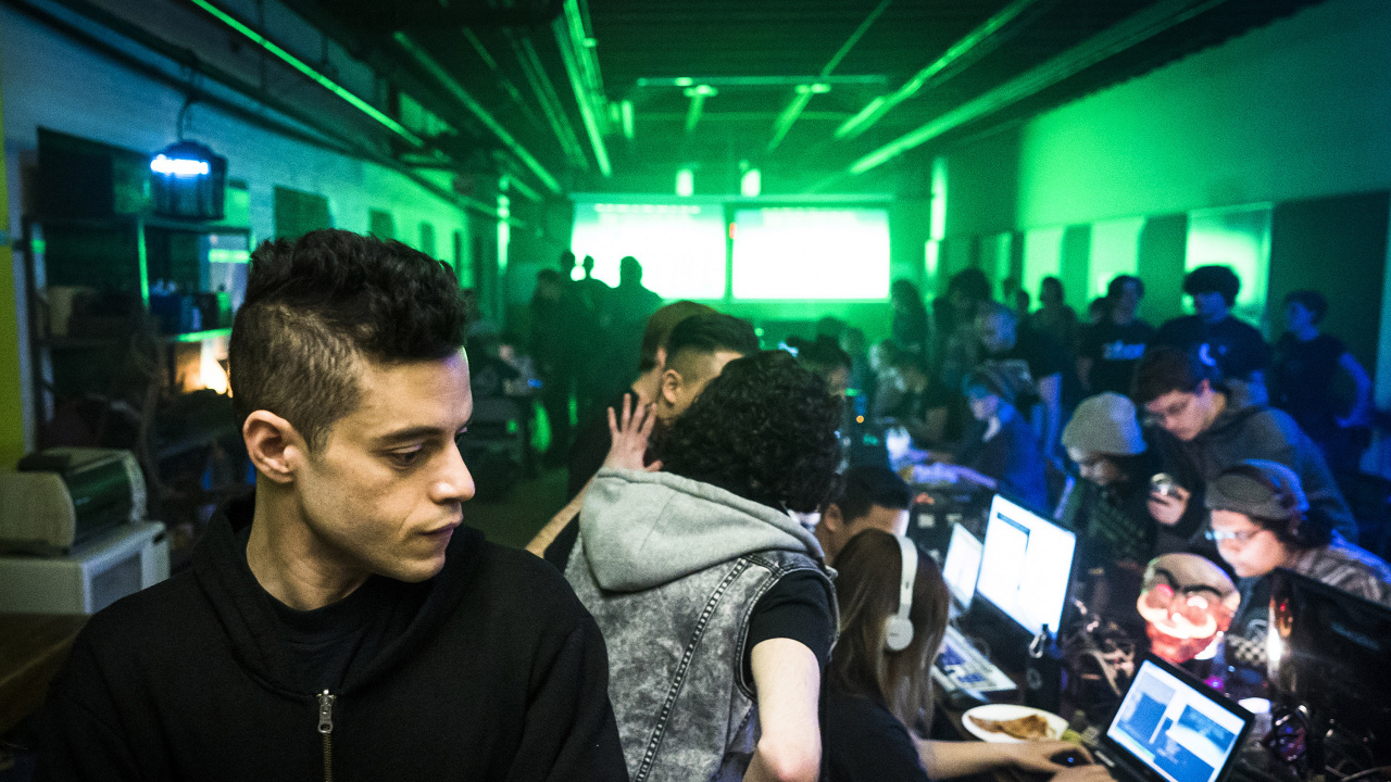 Mann im Schwarzen T-Shirt Mit Rundhalsausschnitt Sitzt Auf Stuhl. Wallpaper in 1280x720 Resolution