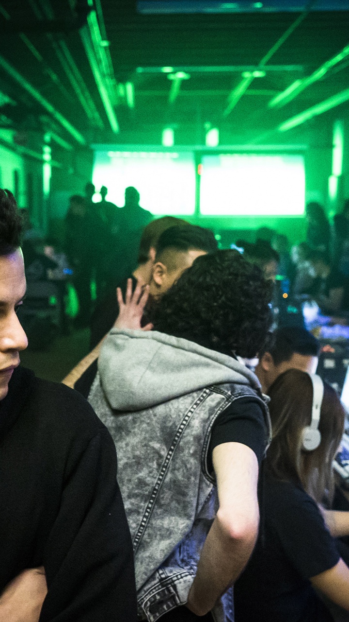 Mann im Schwarzen T-Shirt Mit Rundhalsausschnitt Sitzt Auf Stuhl. Wallpaper in 720x1280 Resolution