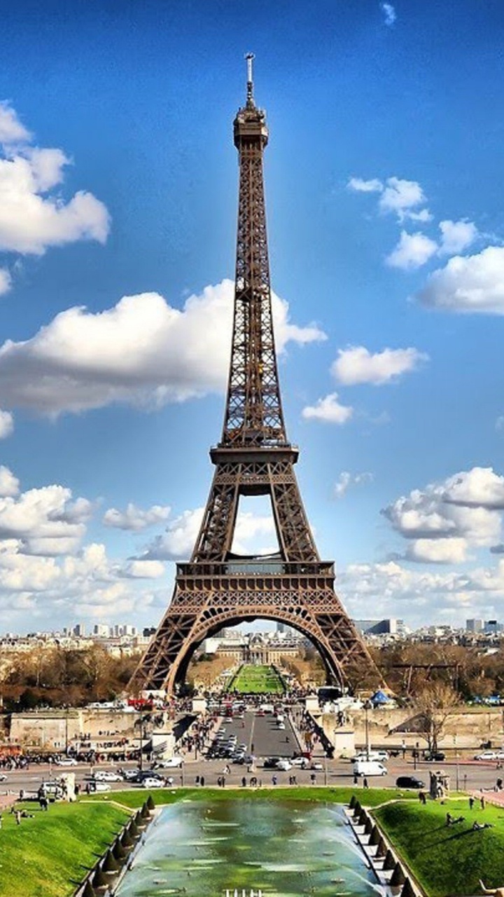 Tour Eiffel Sous Ciel Bleu et Nuages Blancs Pendant la Journée. Wallpaper in 720x1280 Resolution