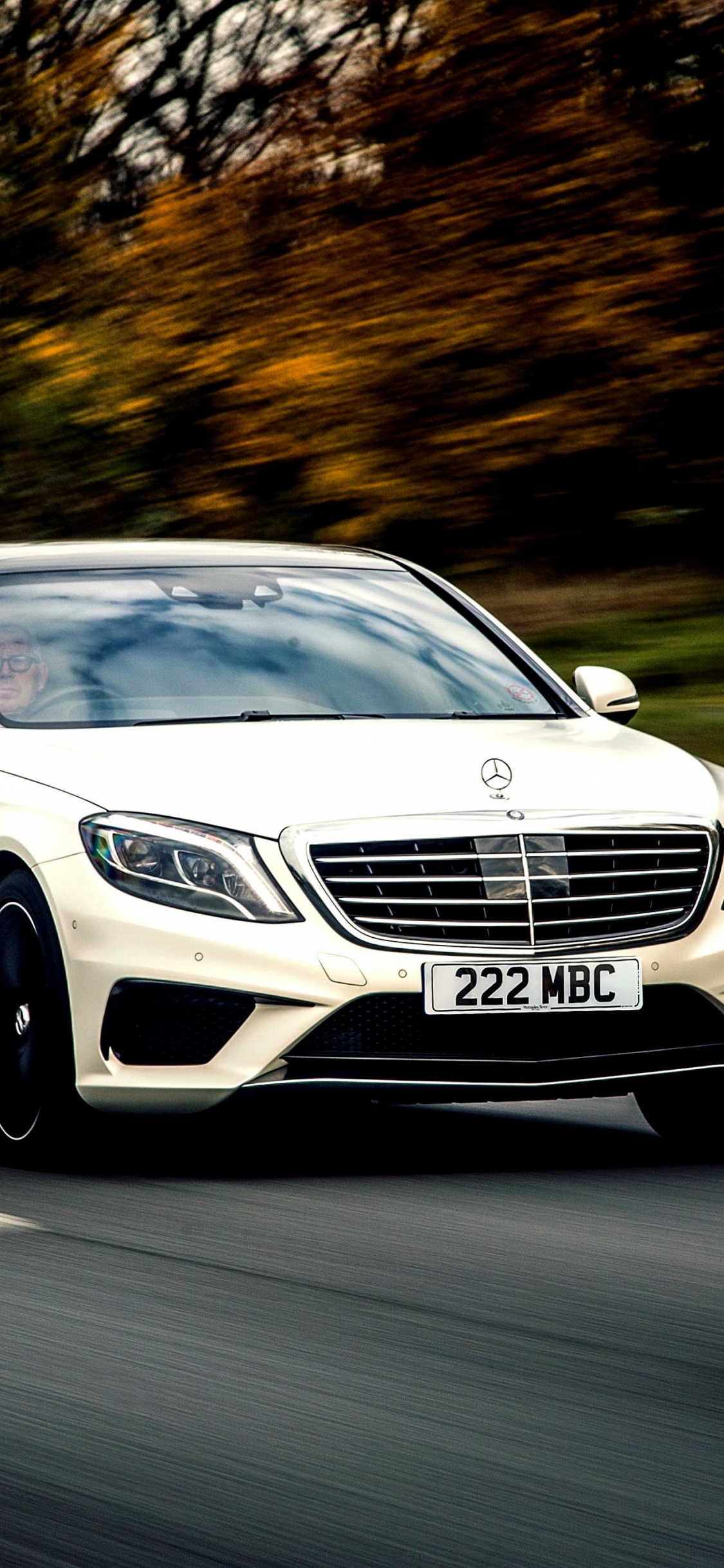 Weiße Mercedes-Benz-Limousine Tagsüber Unterwegs. Wallpaper in 1125x2436 Resolution