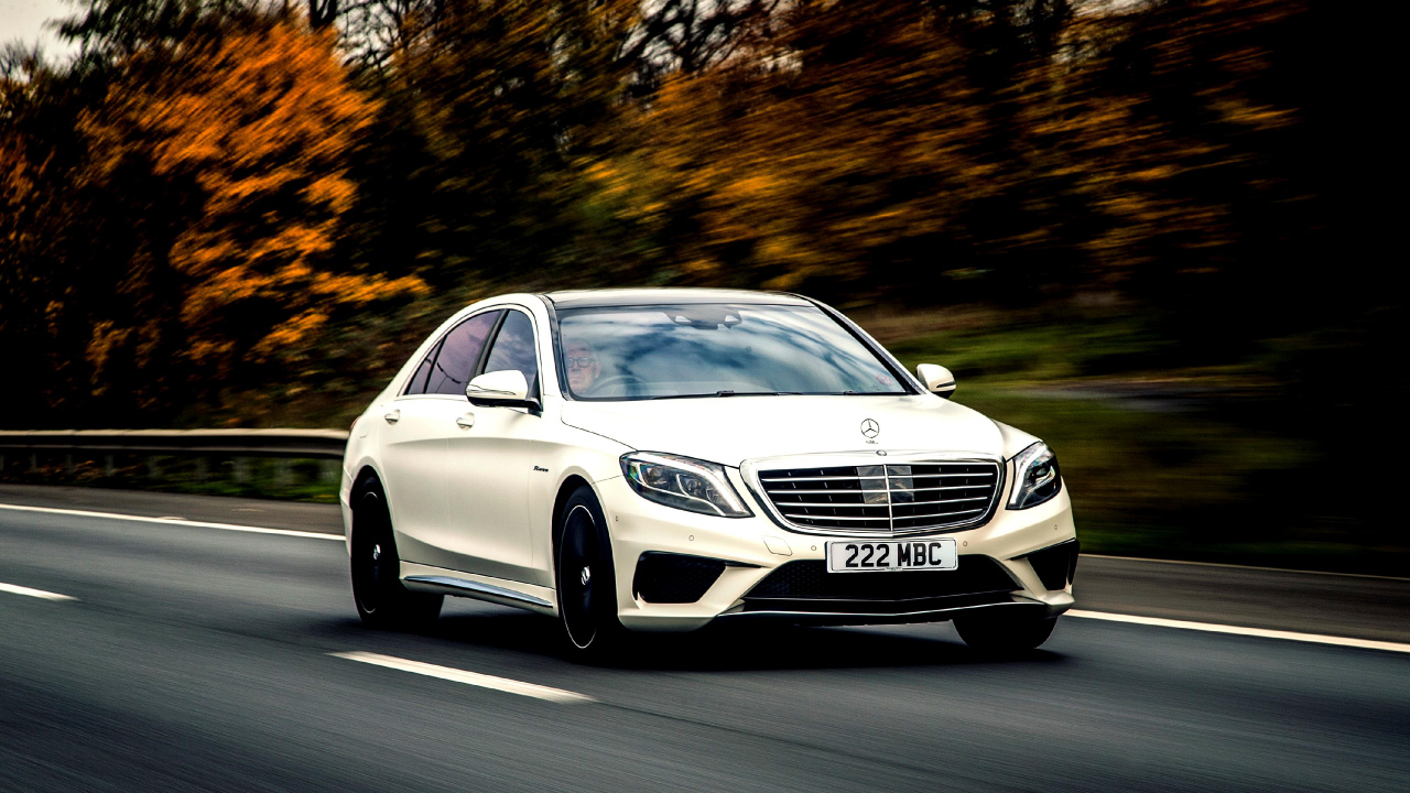 Weiße Mercedes-Benz-Limousine Tagsüber Unterwegs. Wallpaper in 1280x720 Resolution