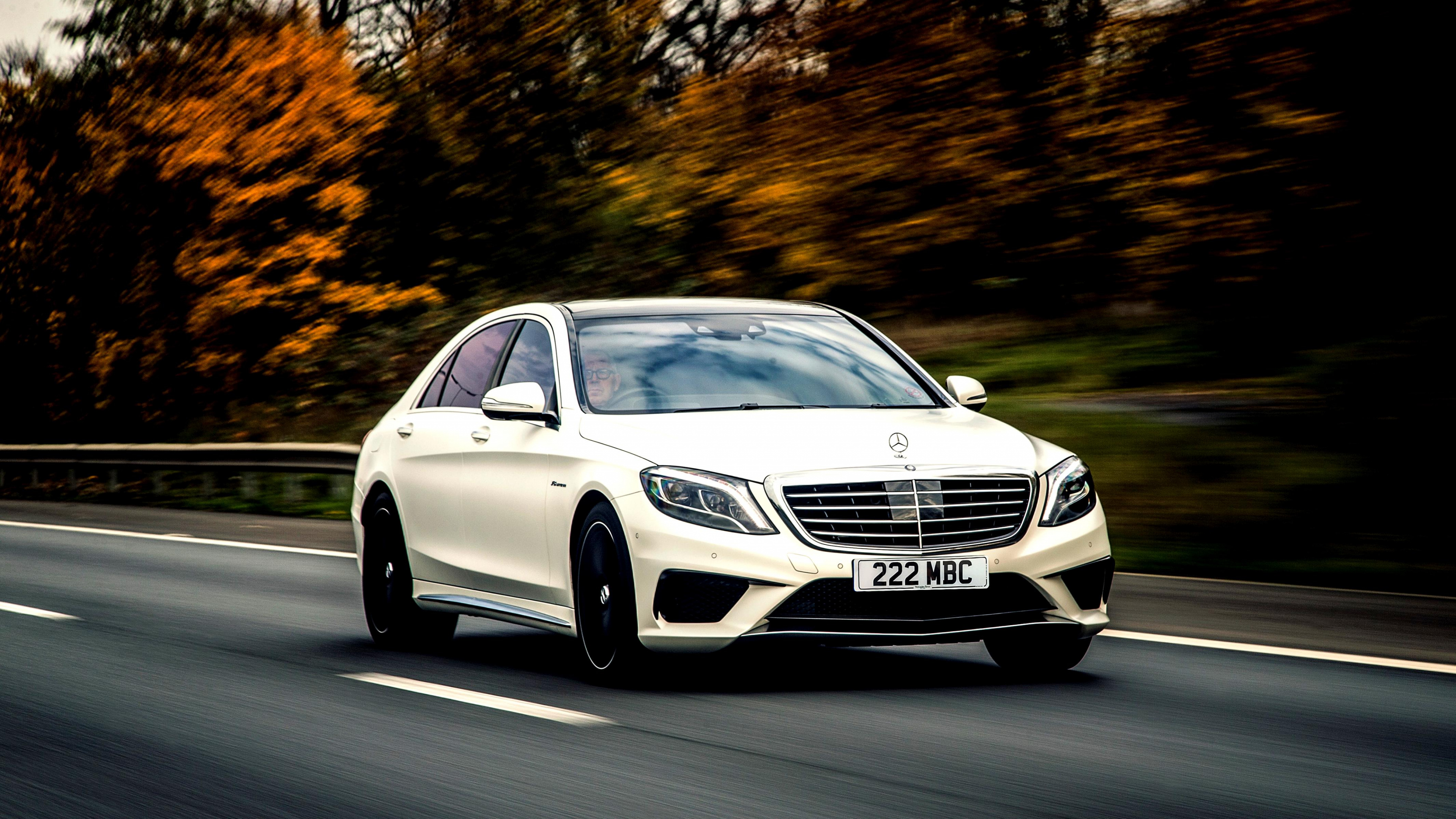 Weiße Mercedes-Benz-Limousine Tagsüber Unterwegs. Wallpaper in 3840x2160 Resolution