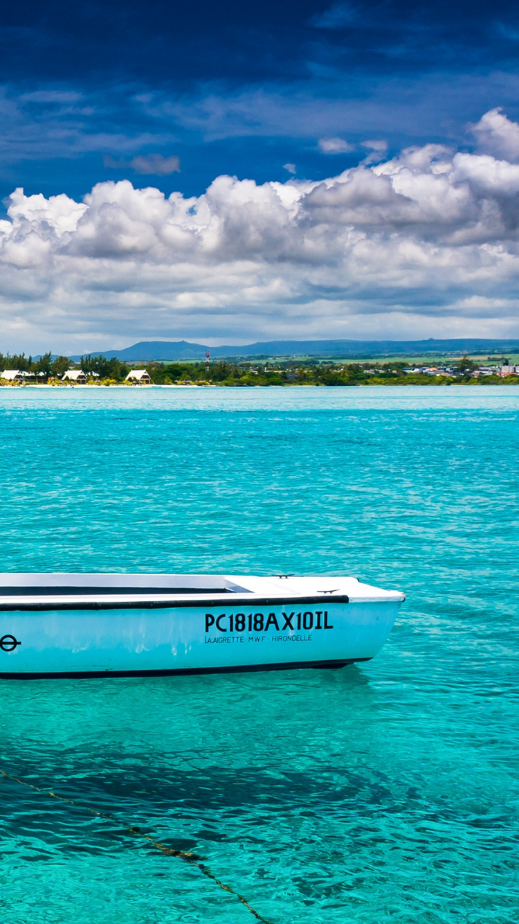 Bateau Blanc et Marron Sur la Mer Bleue Sous un Ciel Nuageux Bleu et Blanc Pendant la Journée. Wallpaper in 750x1334 Resolution