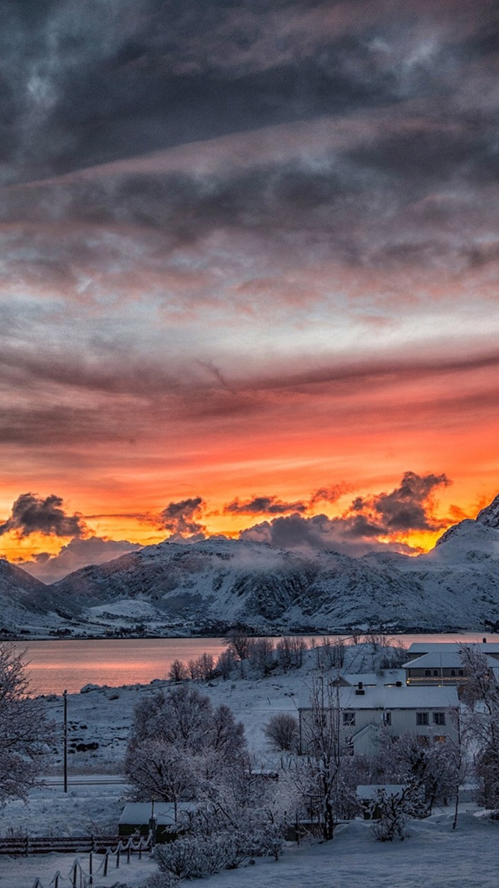 Schneebedeckter Berg Bei Sonnenuntergang. Wallpaper in 720x1280 Resolution