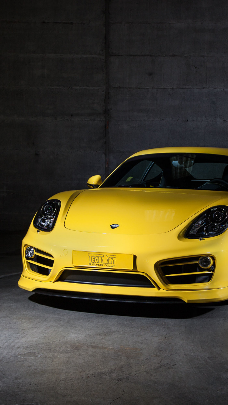 Porsche 911 Jaune Garée Dans un Garage. Wallpaper in 750x1334 Resolution