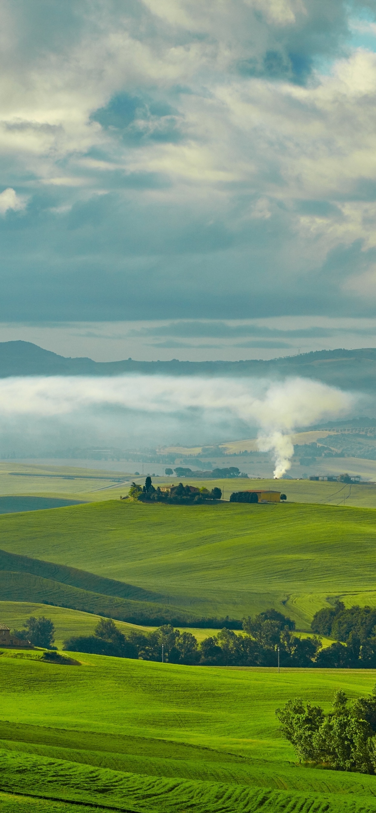 Campo de Hierba Verde Bajo Las Nubes Blancas Durante el Día. Wallpaper in 1242x2688 Resolution