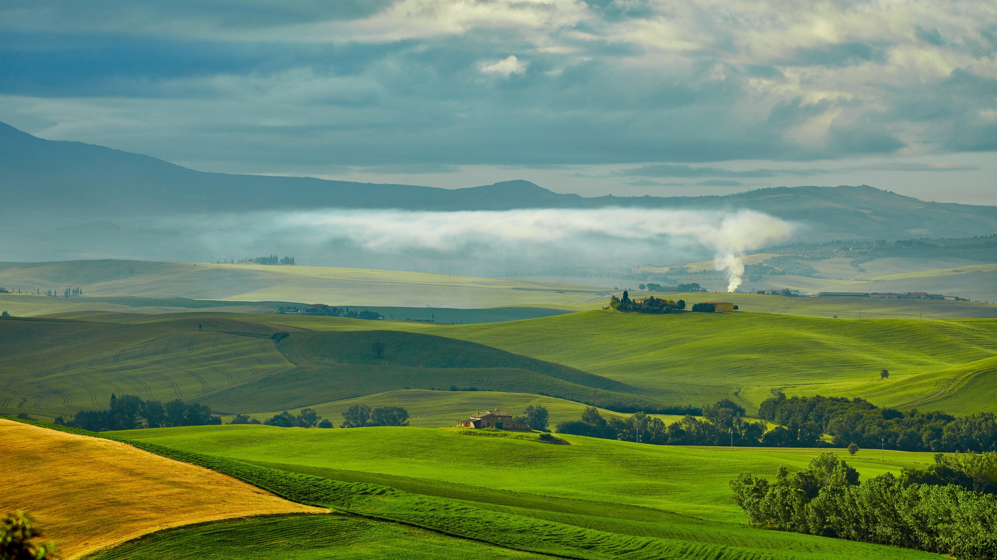Campo de Hierba Verde Bajo Las Nubes Blancas Durante el Día. Wallpaper in 3840x2160 Resolution