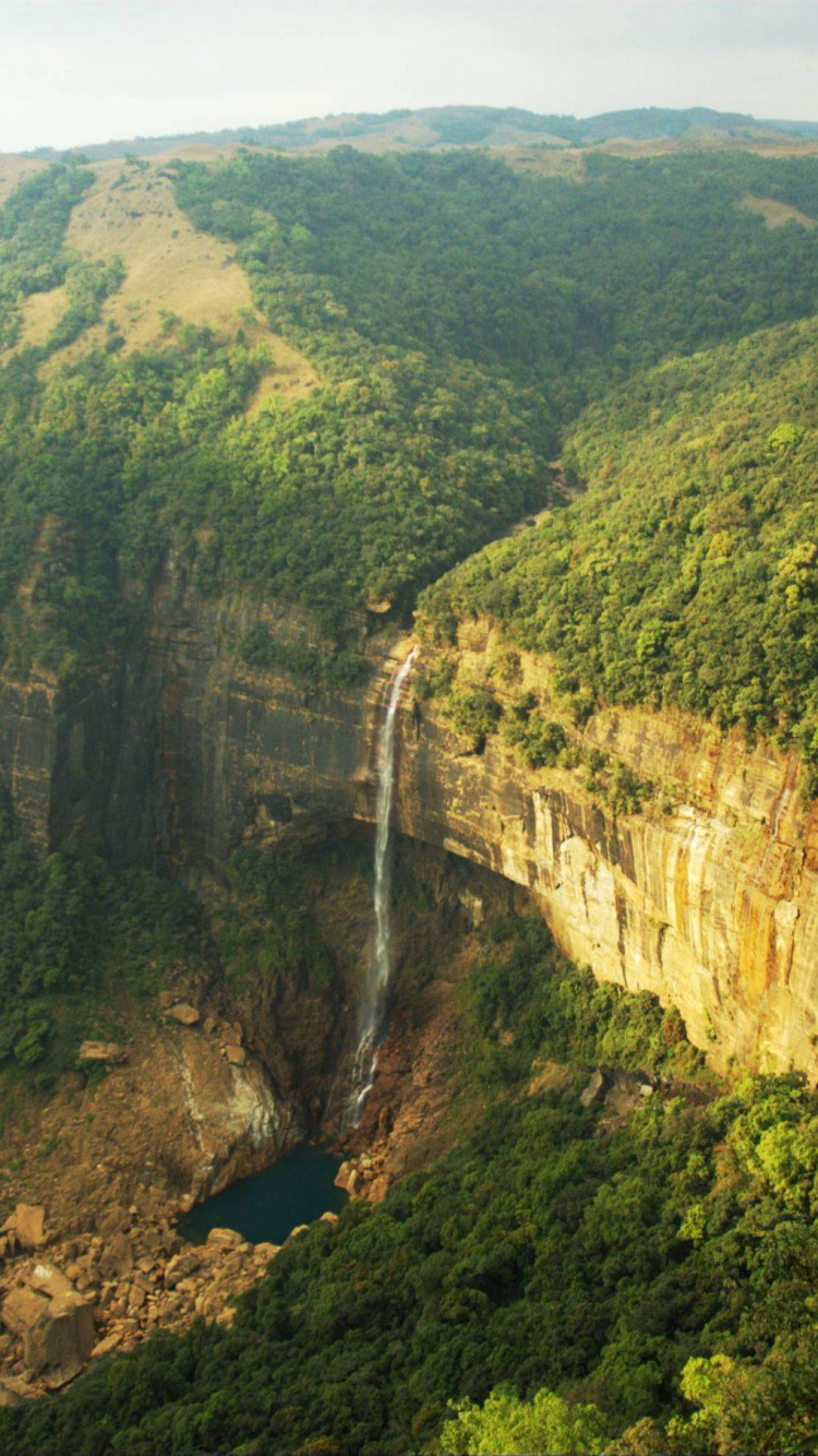 Montaña Verde y Marrón Durante el Día. Wallpaper in 750x1334 Resolution