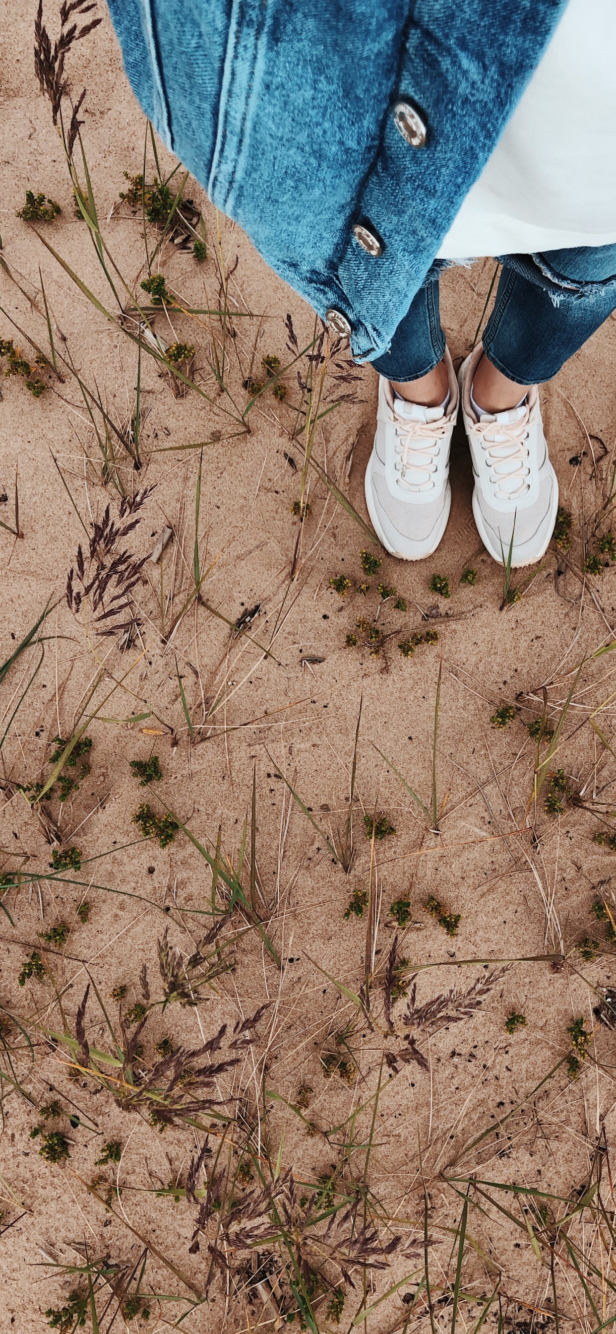 Boden, Jeans, Menschlichen Bein, Menschen in Der Natur, Sand. Wallpaper in 1242x2688 Resolution