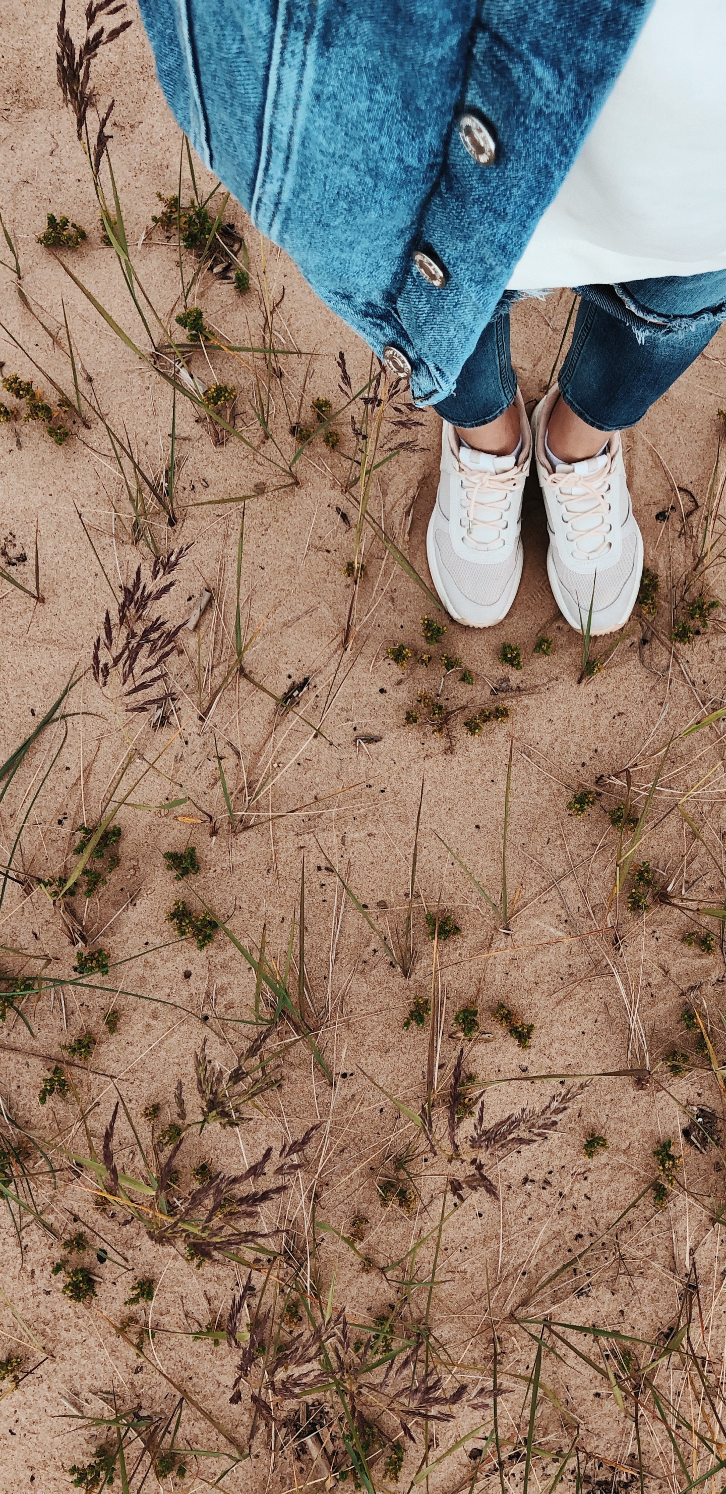 Sol, Denim, Jambe Humaine, Les Gens Dans la Nature, Sand. Wallpaper in 1440x2960 Resolution