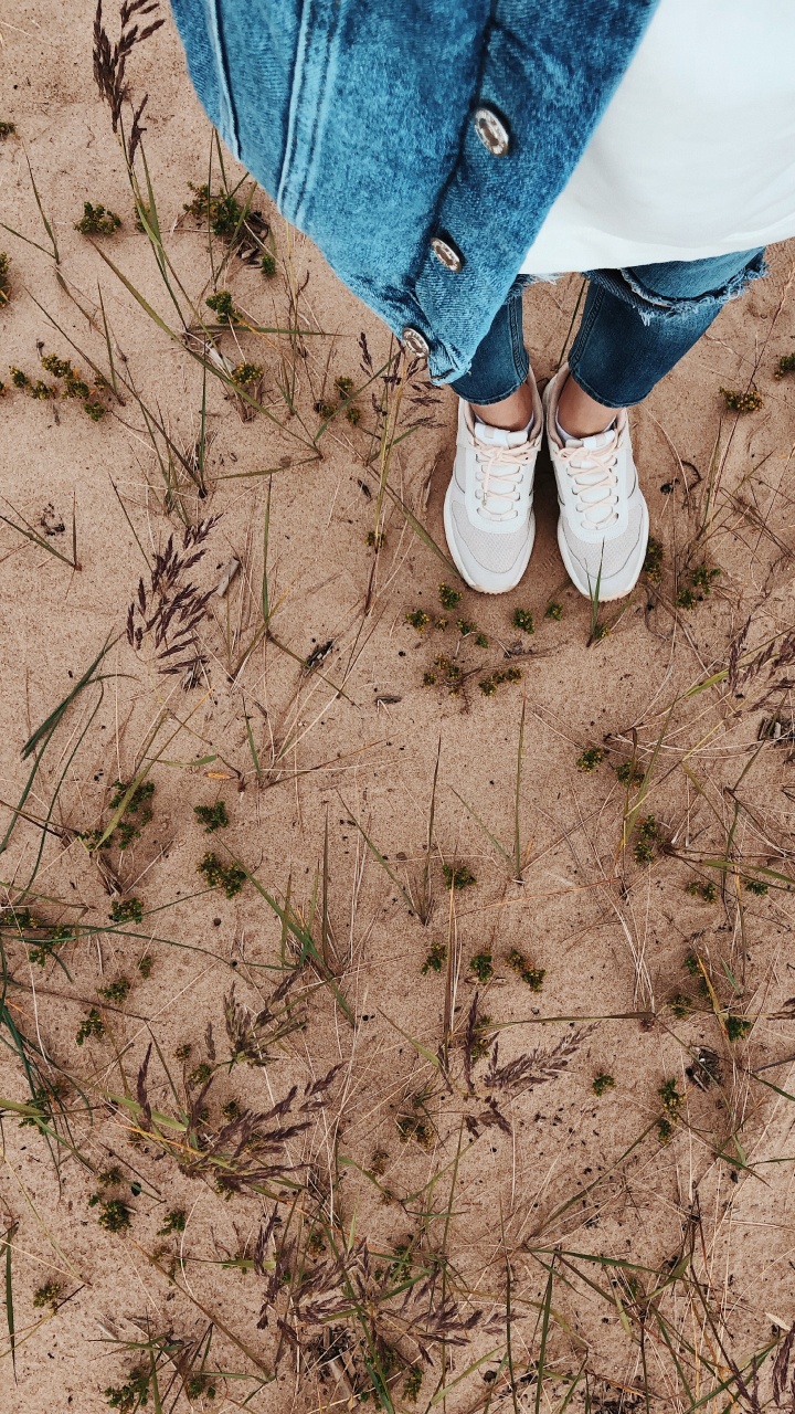 Sol, Denim, Jambe Humaine, Les Gens Dans la Nature, Sand. Wallpaper in 720x1280 Resolution