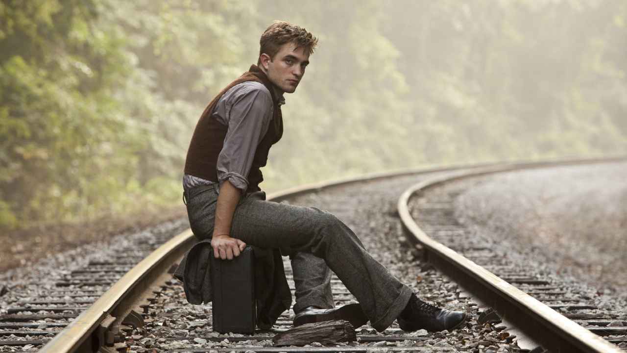 Homme en Chemise Violette et Jeans en Denim Noir Assis Sur le Rail du Train Pendant la Journée. Wallpaper in 1280x720 Resolution