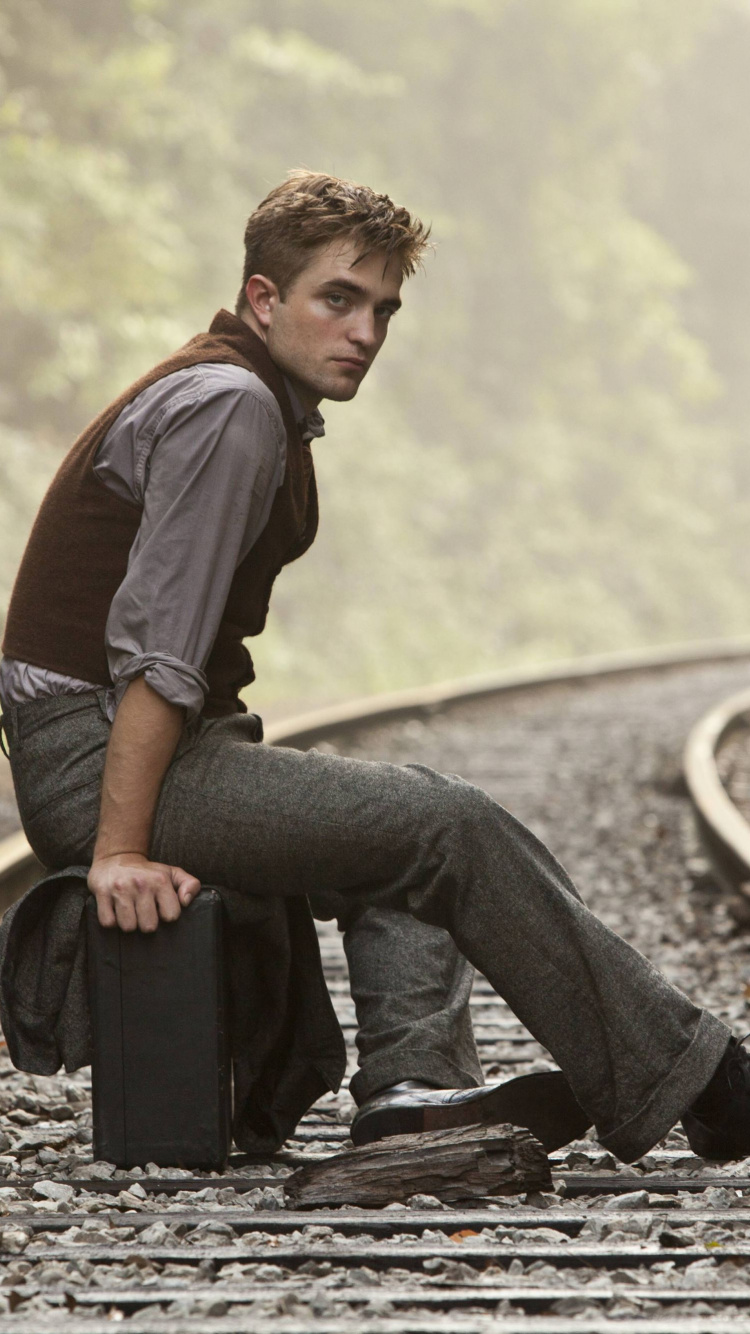 Homme en Chemise Violette et Jeans en Denim Noir Assis Sur le Rail du Train Pendant la Journée. Wallpaper in 750x1334 Resolution