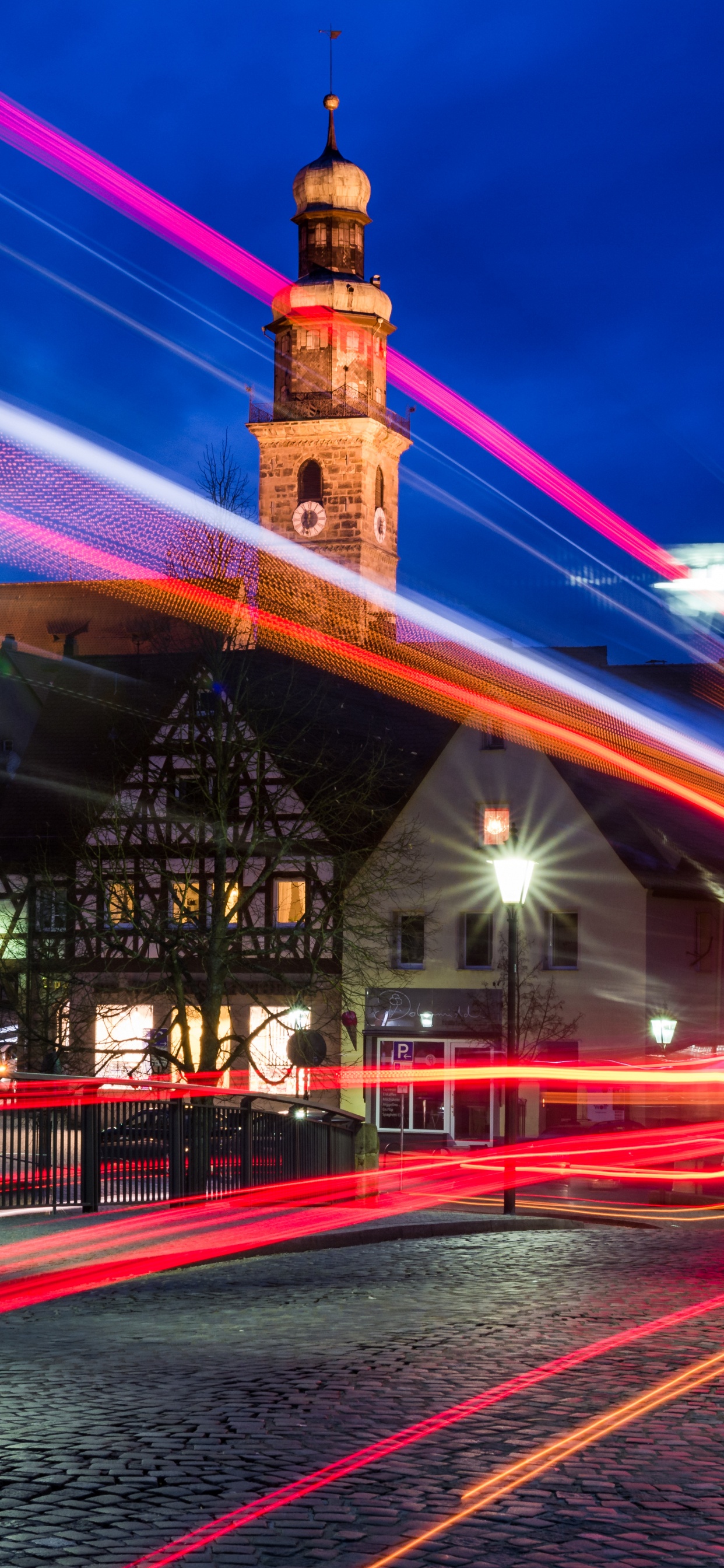 Zeitraffer-Fotografie Der Stadtstraße Während Der Nachtzeit. Wallpaper in 1242x2688 Resolution