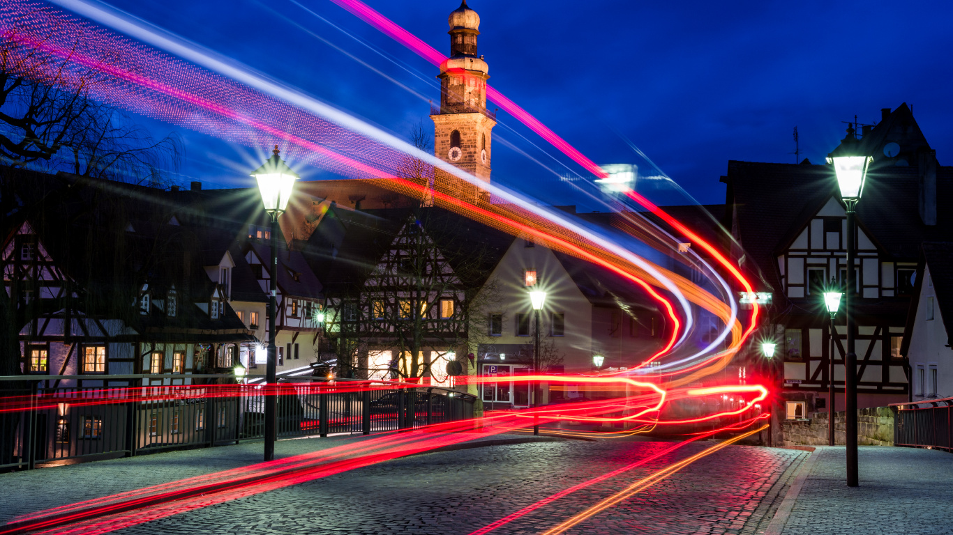 Zeitraffer-Fotografie Der Stadtstraße Während Der Nachtzeit. Wallpaper in 1366x768 Resolution