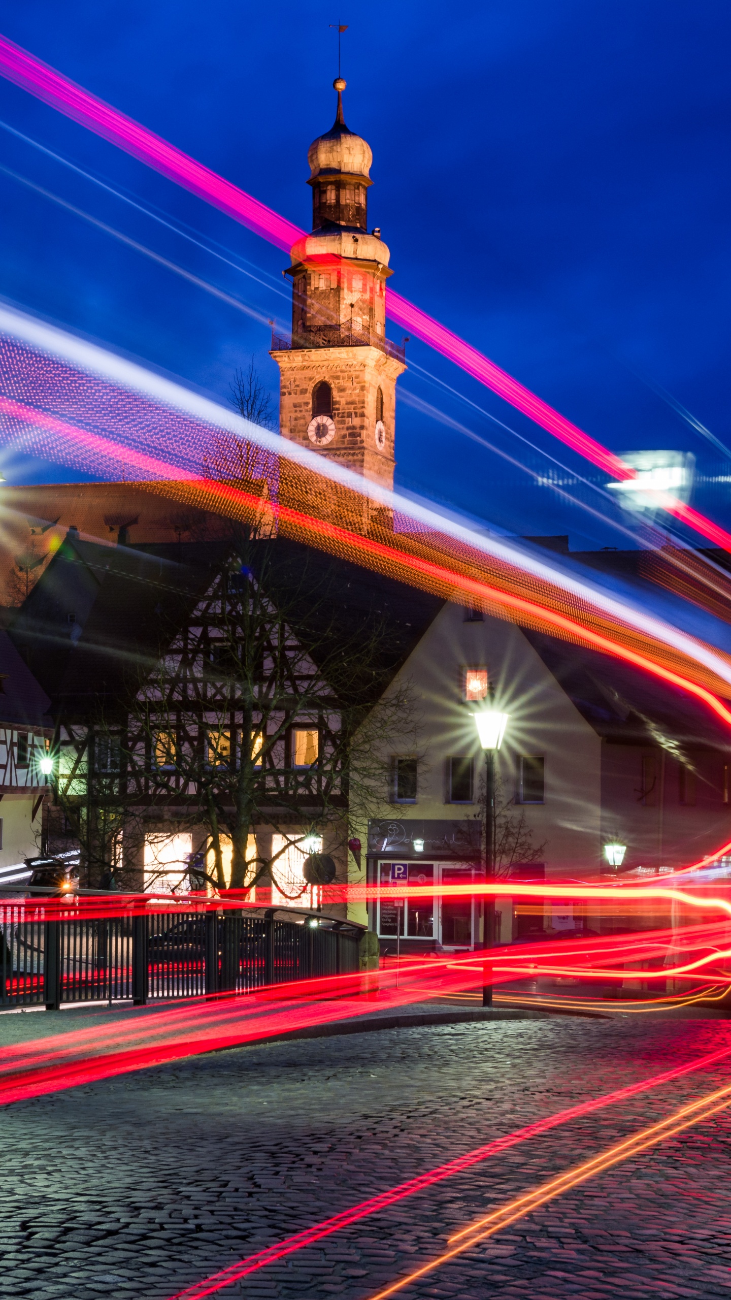 Zeitraffer-Fotografie Der Stadtstraße Während Der Nachtzeit. Wallpaper in 1440x2560 Resolution