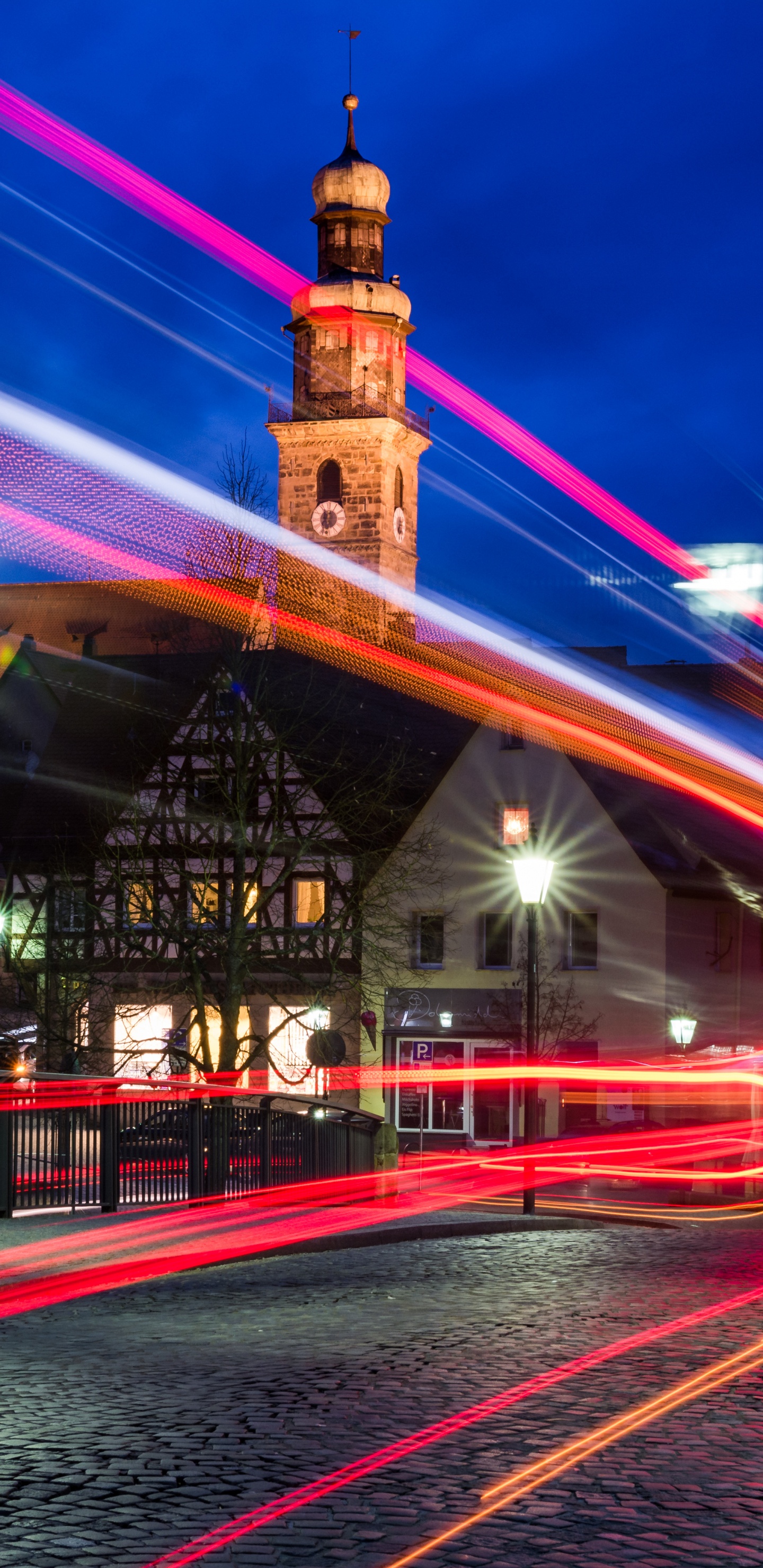 Zeitraffer-Fotografie Der Stadtstraße Während Der Nachtzeit. Wallpaper in 1440x2960 Resolution