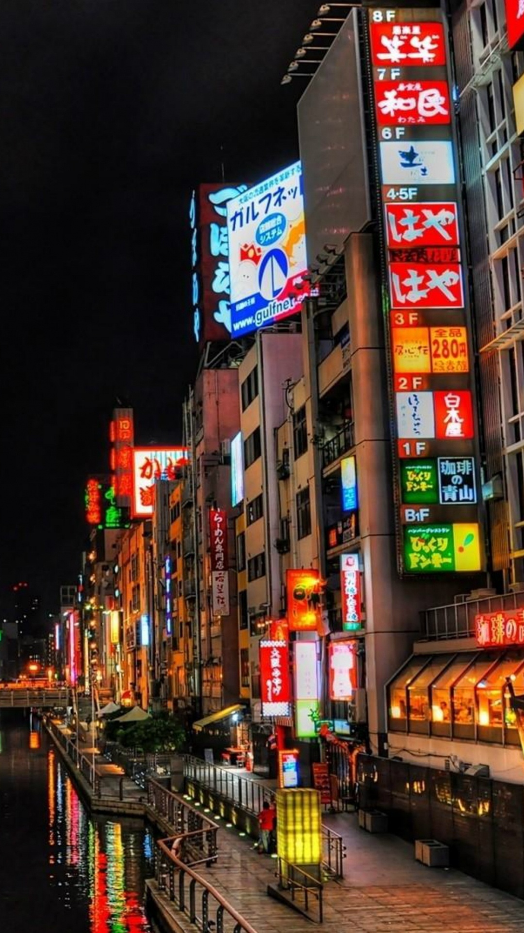 Gente Caminando en la Acera Durante la Noche. Wallpaper in 1080x1920 Resolution