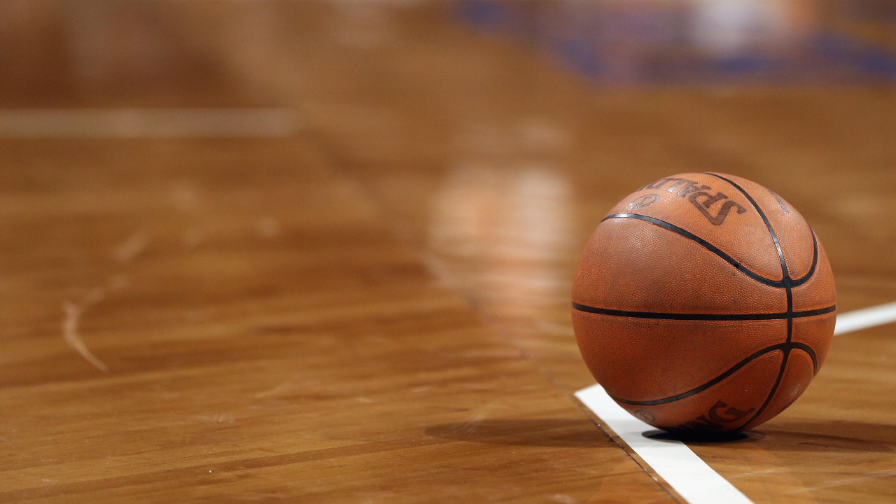 Baloncesto Marrón Sobre Suelo de Madera Marrón. Wallpaper in 1280x720 Resolution