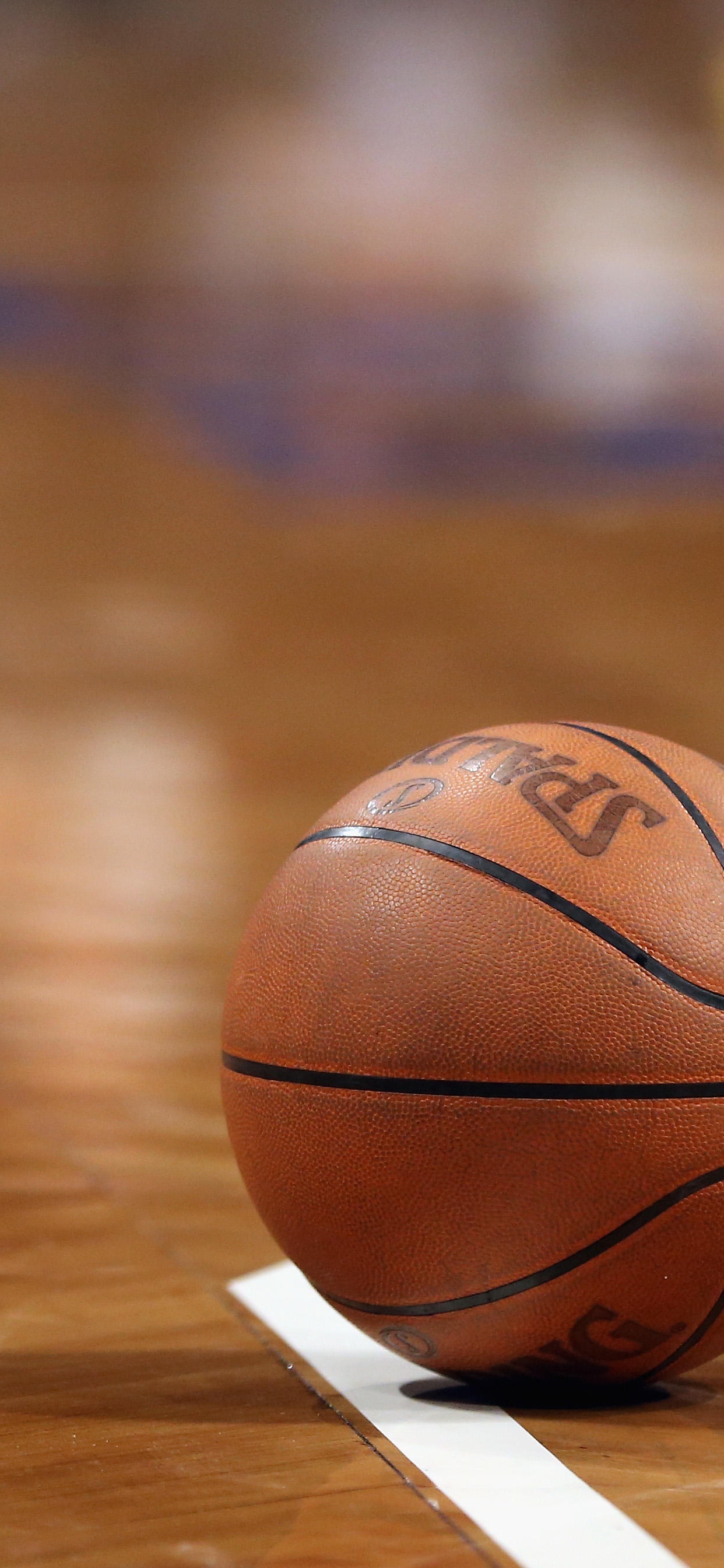 Basket-ball Marron Sur Plancher en Bois Marron. Wallpaper in 1242x2688 Resolution
