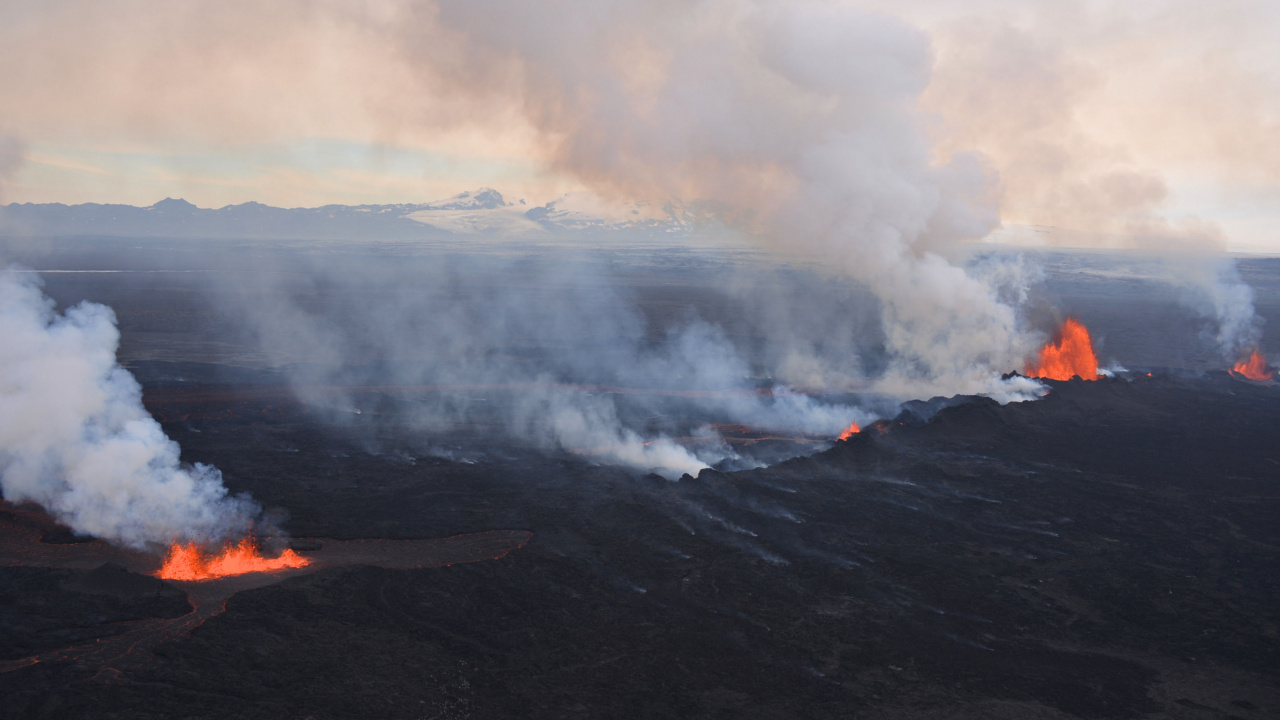 Nubes Blancas Sobre la Montaña Negra. Wallpaper in 1280x720 Resolution