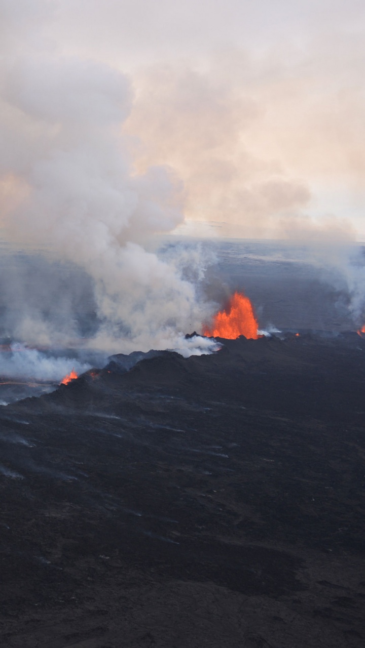 Nuages Blancs Sur la Montagne Noire. Wallpaper in 720x1280 Resolution