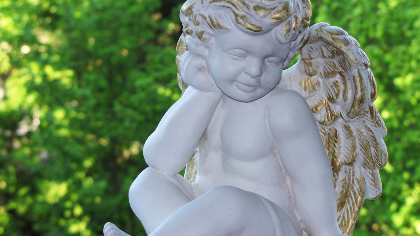 Engelsstatue in Der Nähe Von Grünem Gras Tagsüber. Wallpaper in 1366x768 Resolution