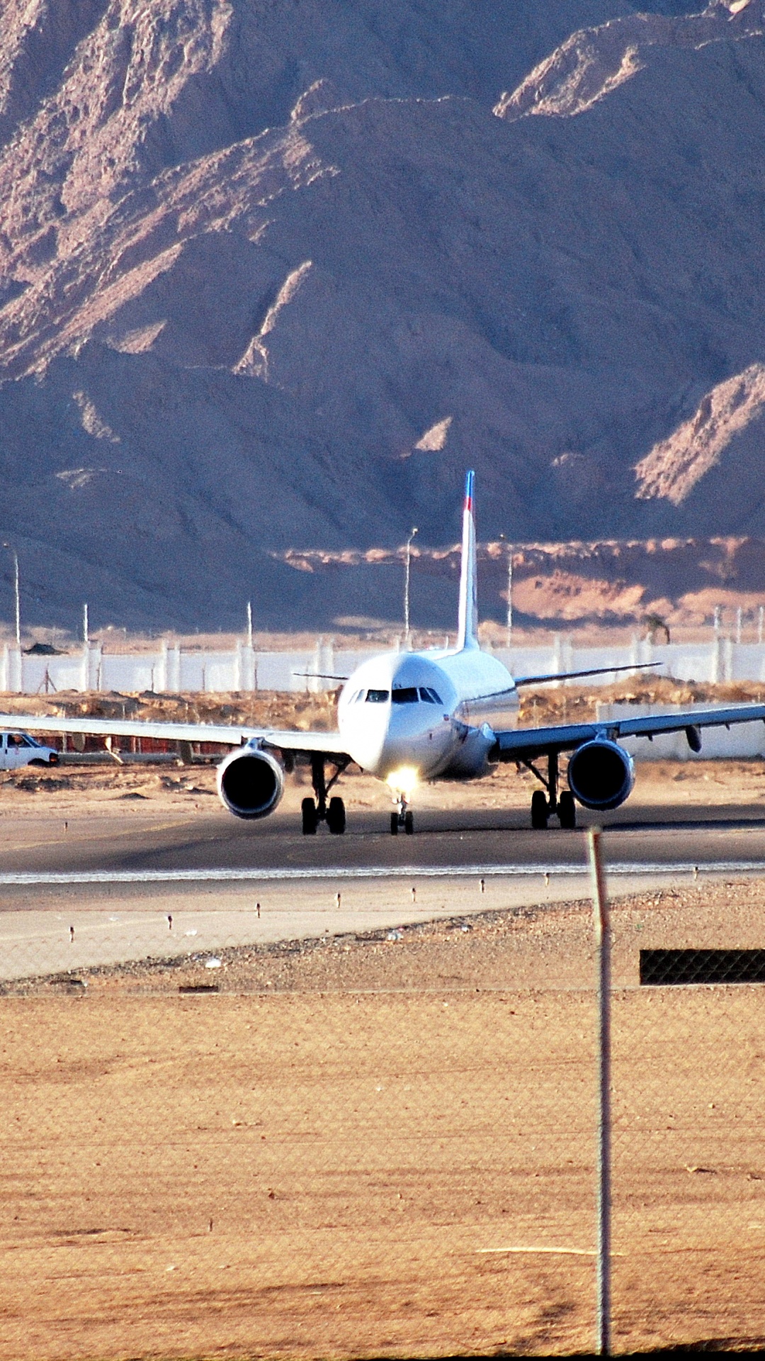 Avion Blanc Sur Une Route en Béton Gris Pendant la Journée. Wallpaper in 1080x1920 Resolution