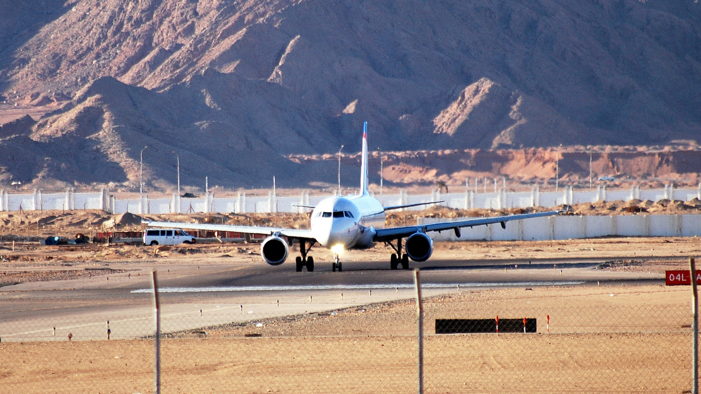 Avion Blanc Sur Une Route en Béton Gris Pendant la Journée. Wallpaper in 1366x768 Resolution
