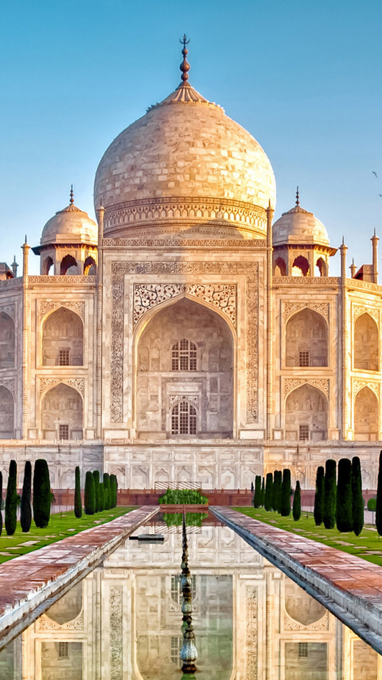 Leute, Die Tagsüber Auf Einem Park in Der Nähe Eines Weißen Betongebäudes Spazieren Gehen. Wallpaper in 750x1334 Resolution