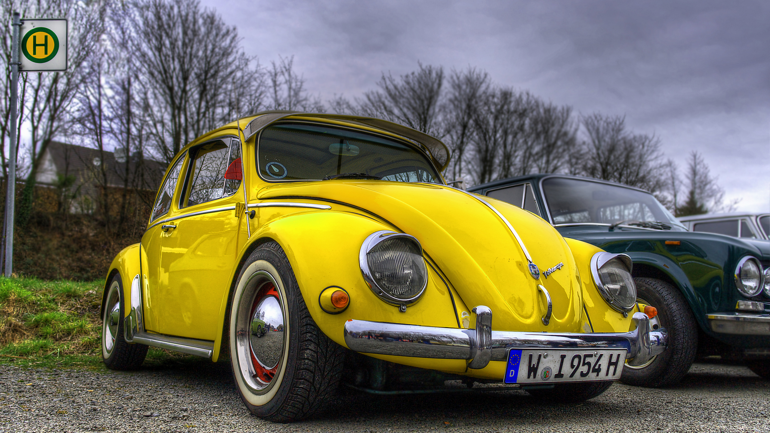 Volkswagen Beetle Amarillo Estacionado al Lado de la Carretera. Wallpaper in 2560x1440 Resolution