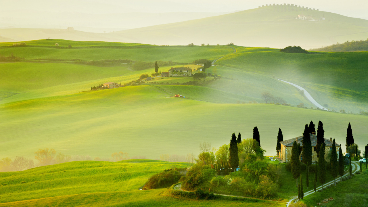 Green Grass Field Near Body of Water During Daytime. Wallpaper in 1280x720 Resolution