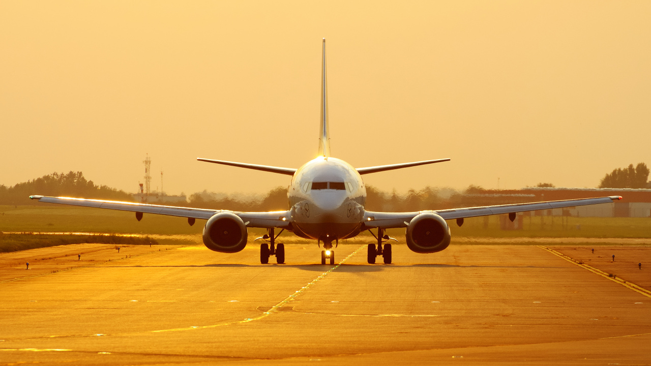 Avion Blanc Sur Champ Brun Pendant la Journée. Wallpaper in 1280x720 Resolution