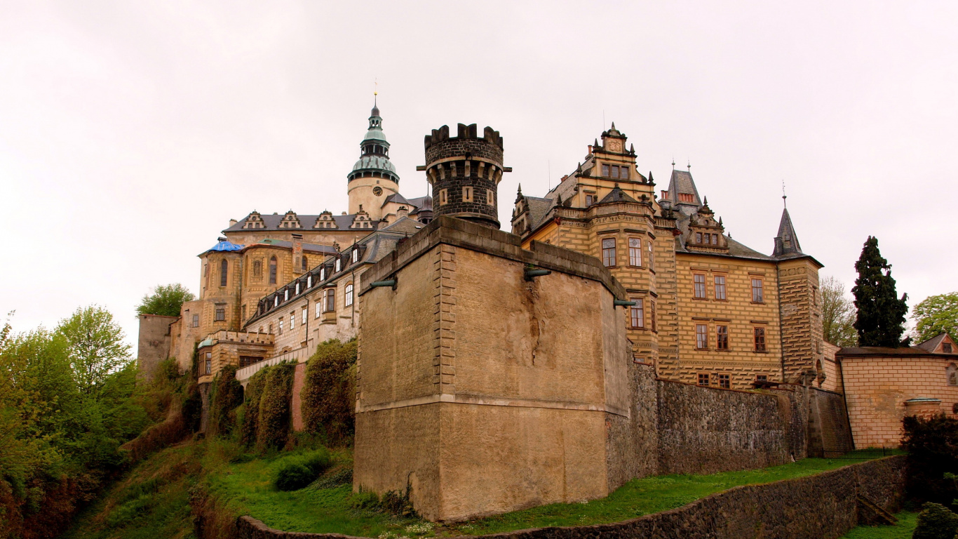 Bâtiment en Béton Brun Sous Ciel Blanc Pendant la Journée. Wallpaper in 1366x768 Resolution