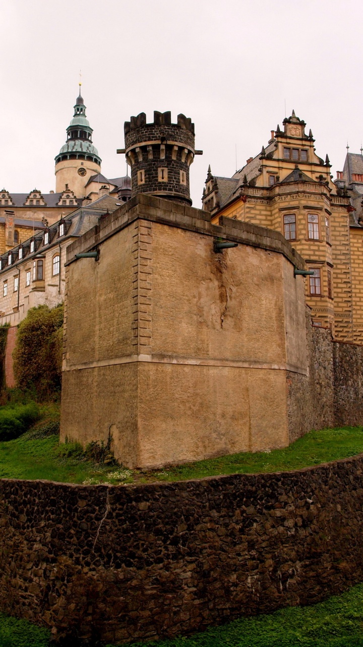 Bâtiment en Béton Brun Sous Ciel Blanc Pendant la Journée. Wallpaper in 720x1280 Resolution