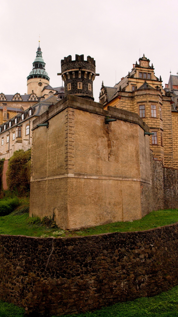 Bâtiment en Béton Brun Sous Ciel Blanc Pendant la Journée. Wallpaper in 750x1334 Resolution