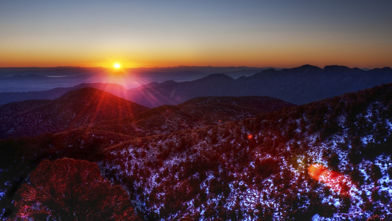 Arbres Bruns Sur la Montagne Brune Pendant le Coucher du Soleil. Wallpaper in 1280x720 Resolution