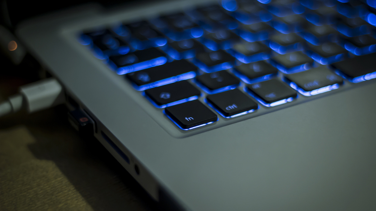 Schwarzer Und Silberner Laptop-Computer. Wallpaper in 1280x720 Resolution