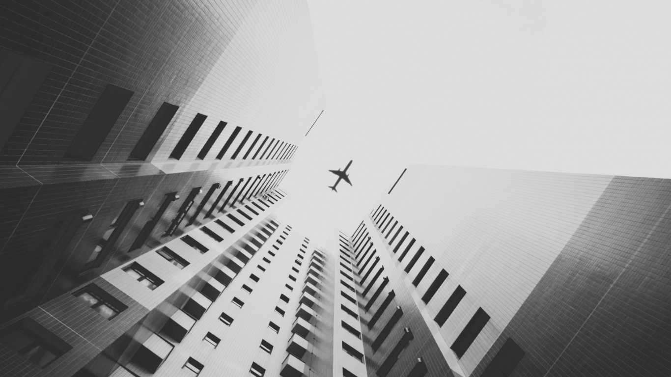 Photo en Niveaux de Gris D'un Avion Dans Les Airs Au-dessus D'un Immeuble de Grande Hauteur. Wallpaper in 1366x768 Resolution
