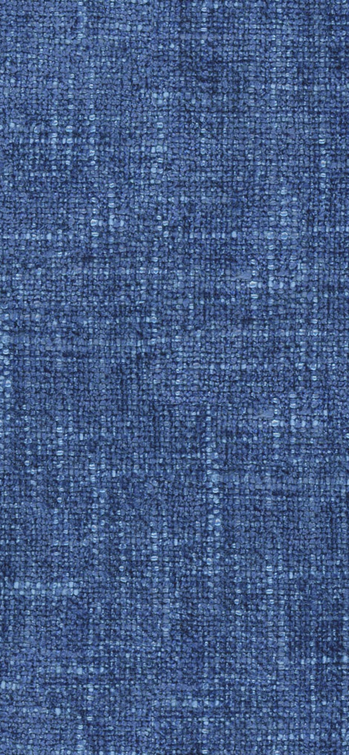 Persona Con Zapatos Negros de Pie Sobre Una Alfombra Marrón. Wallpaper in 1125x2436 Resolution