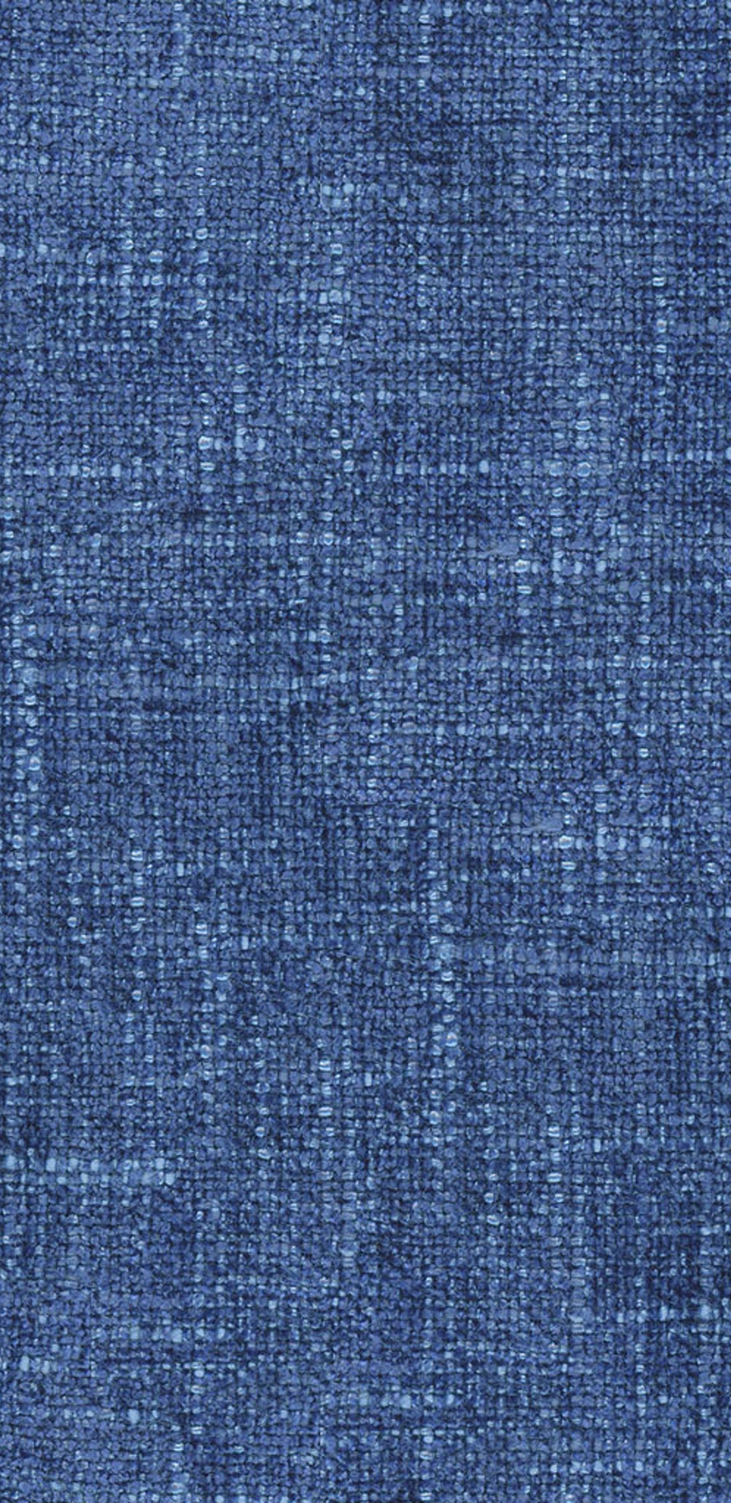 Persona Con Zapatos Negros de Pie Sobre Una Alfombra Marrón. Wallpaper in 1440x2960 Resolution