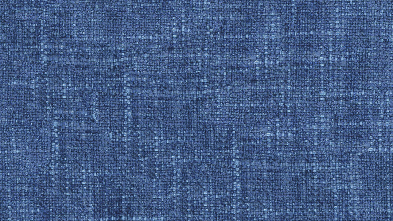 Personne en Chaussures Noires Debout Sur un Tapis Marron. Wallpaper in 1280x720 Resolution