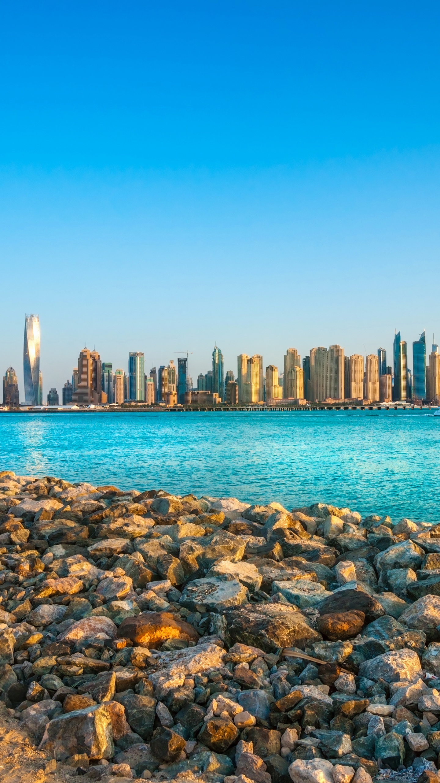 Rocas Marrones en la Orilla Del Mar Durante el Día. Wallpaper in 1440x2560 Resolution