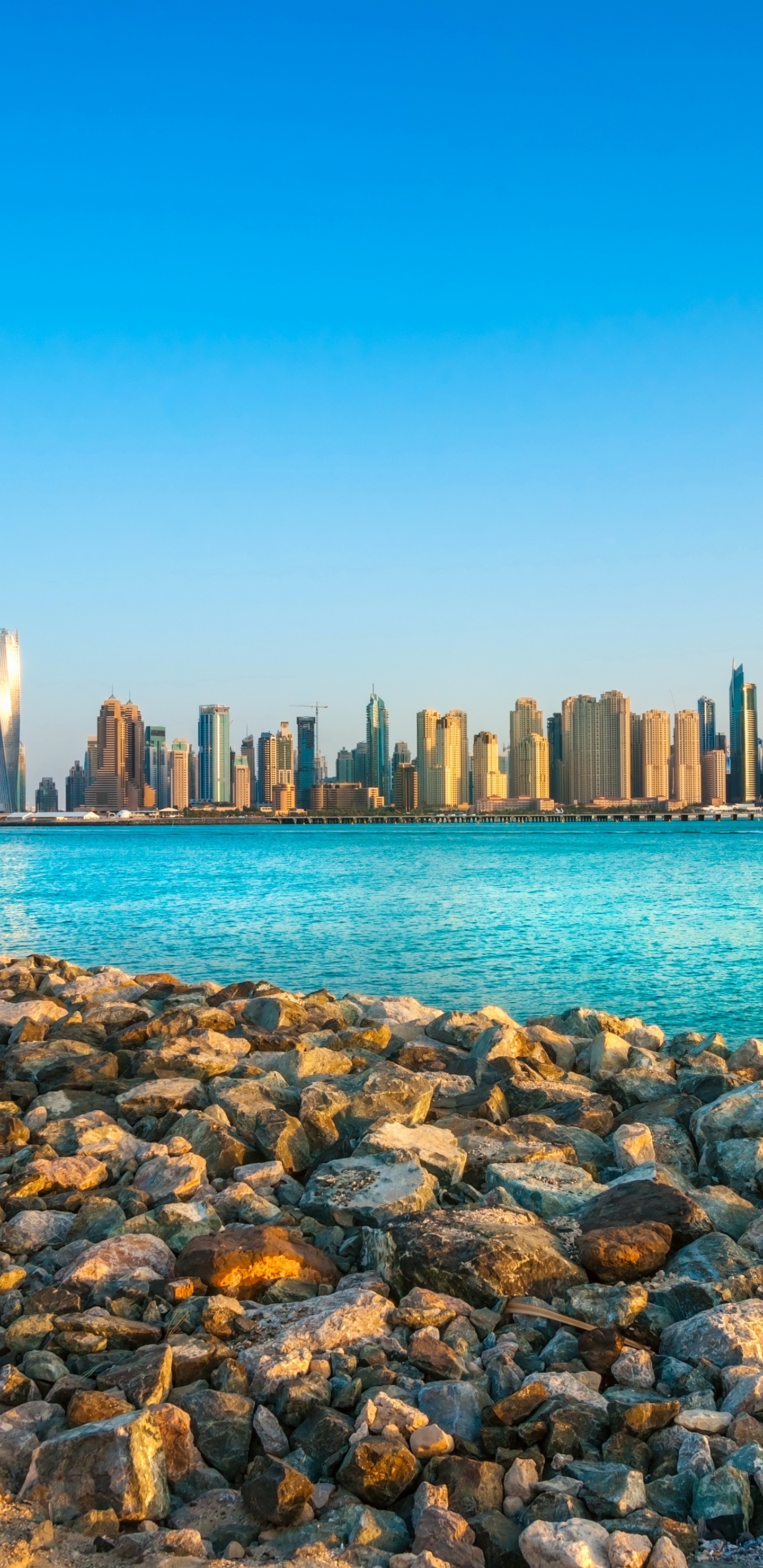 Rocas Marrones en la Orilla Del Mar Durante el Día. Wallpaper in 1440x2960 Resolution