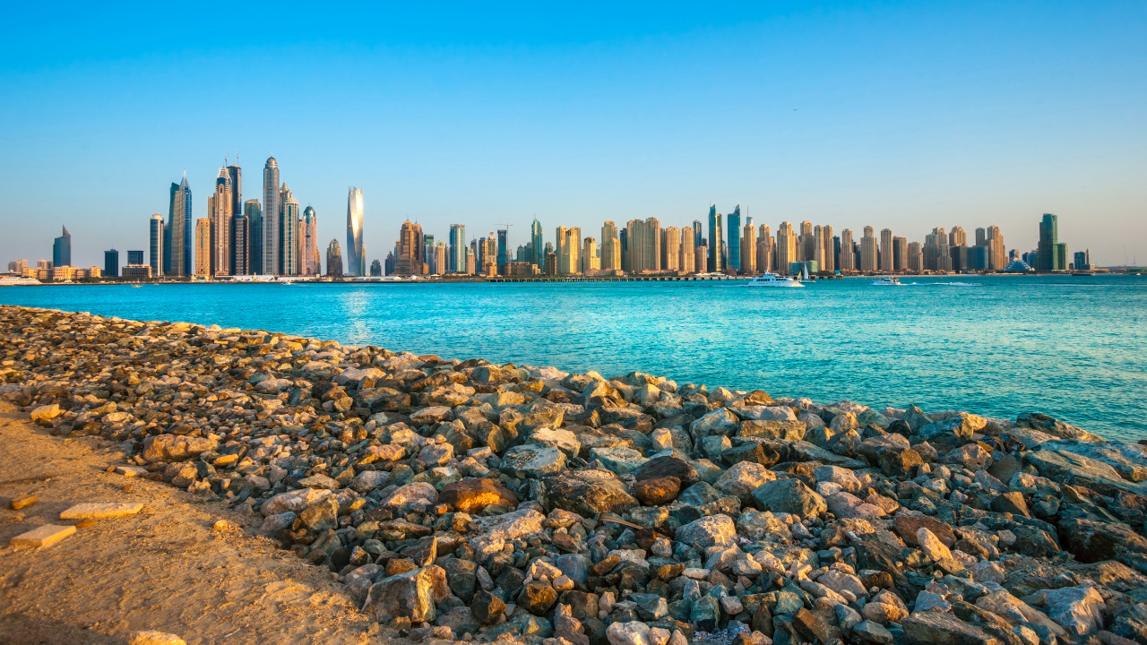 Braune Felsen am Meer Tagsüber. Wallpaper in 1280x720 Resolution