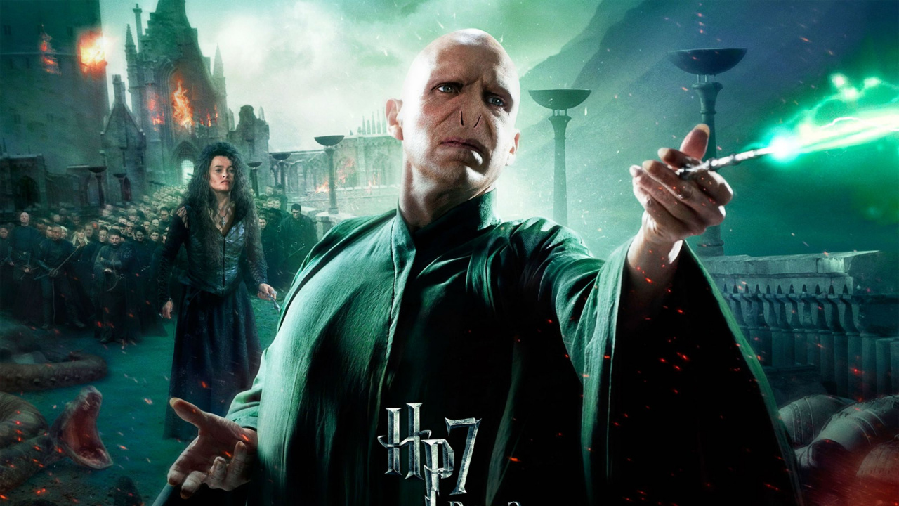 Mann in Schwarzer Lederjacke Mit Smartphone. Wallpaper in 1280x720 Resolution