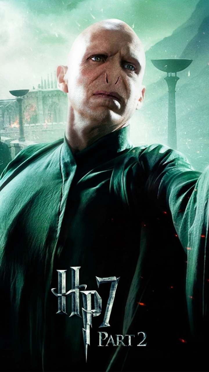 Mann in Schwarzer Lederjacke Mit Smartphone. Wallpaper in 720x1280 Resolution