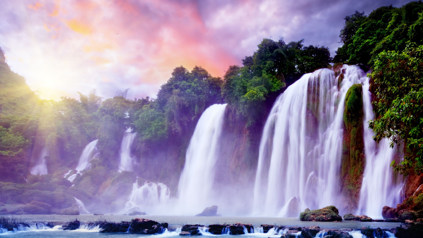 Cascades Près Des Arbres Verts Sous un Ciel Nuageux Pendant la Journée. Wallpaper in 1366x768 Resolution